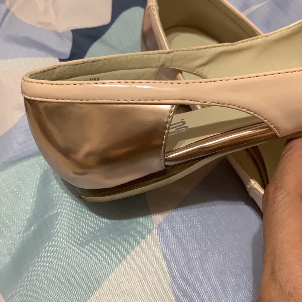 9&Co pointed toe flats with cutouts. - Picture 5 of 9